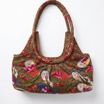Bolso vintage bordado con peces, lentejuelas y abalorios sobre fondo verde caqui.