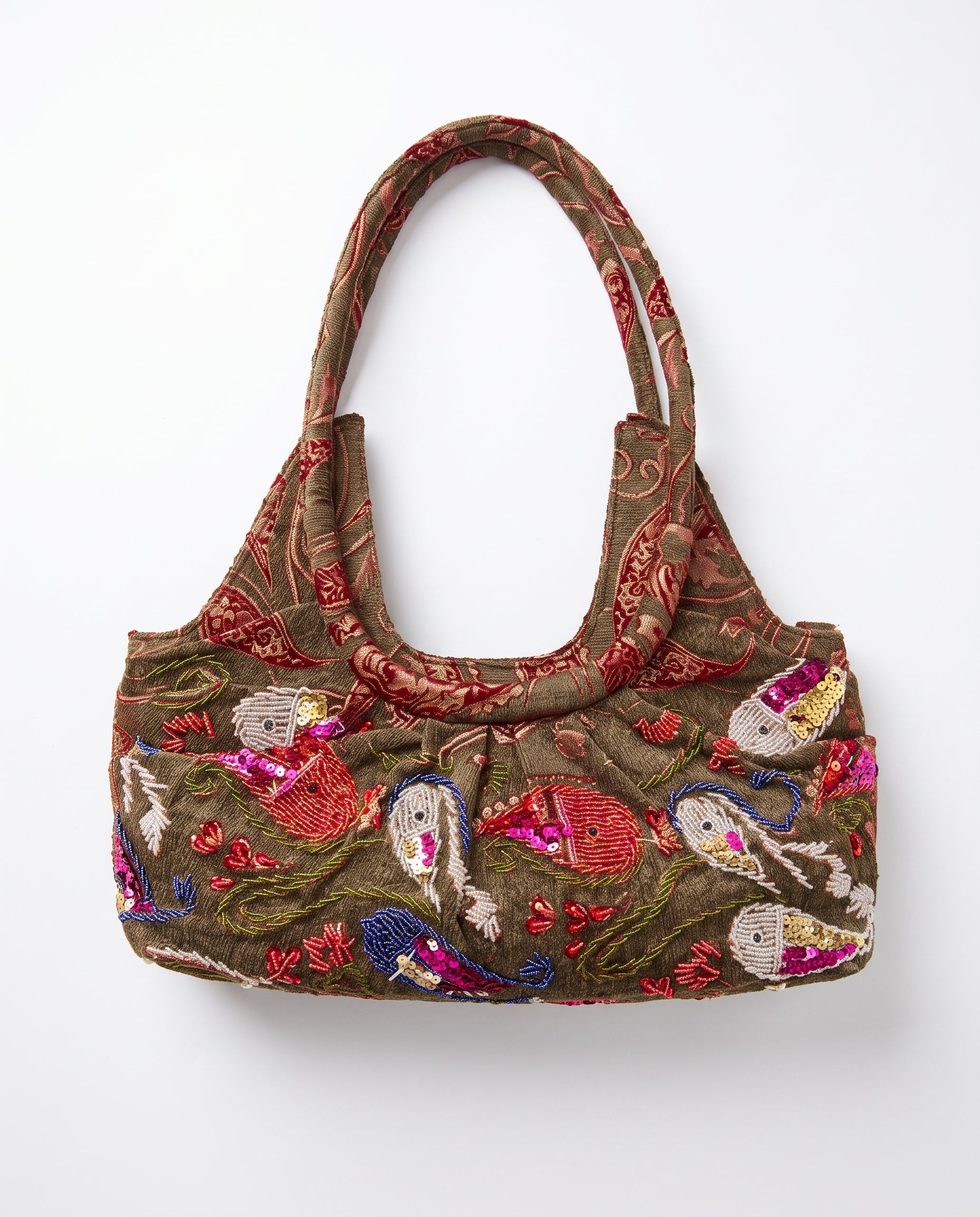 Bolso vintage bordado con peces, lentejuelas y abalorios sobre fondo verde caqui.