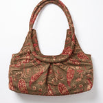 Parte trasera del bolso vintage bordado con asa de hombro.