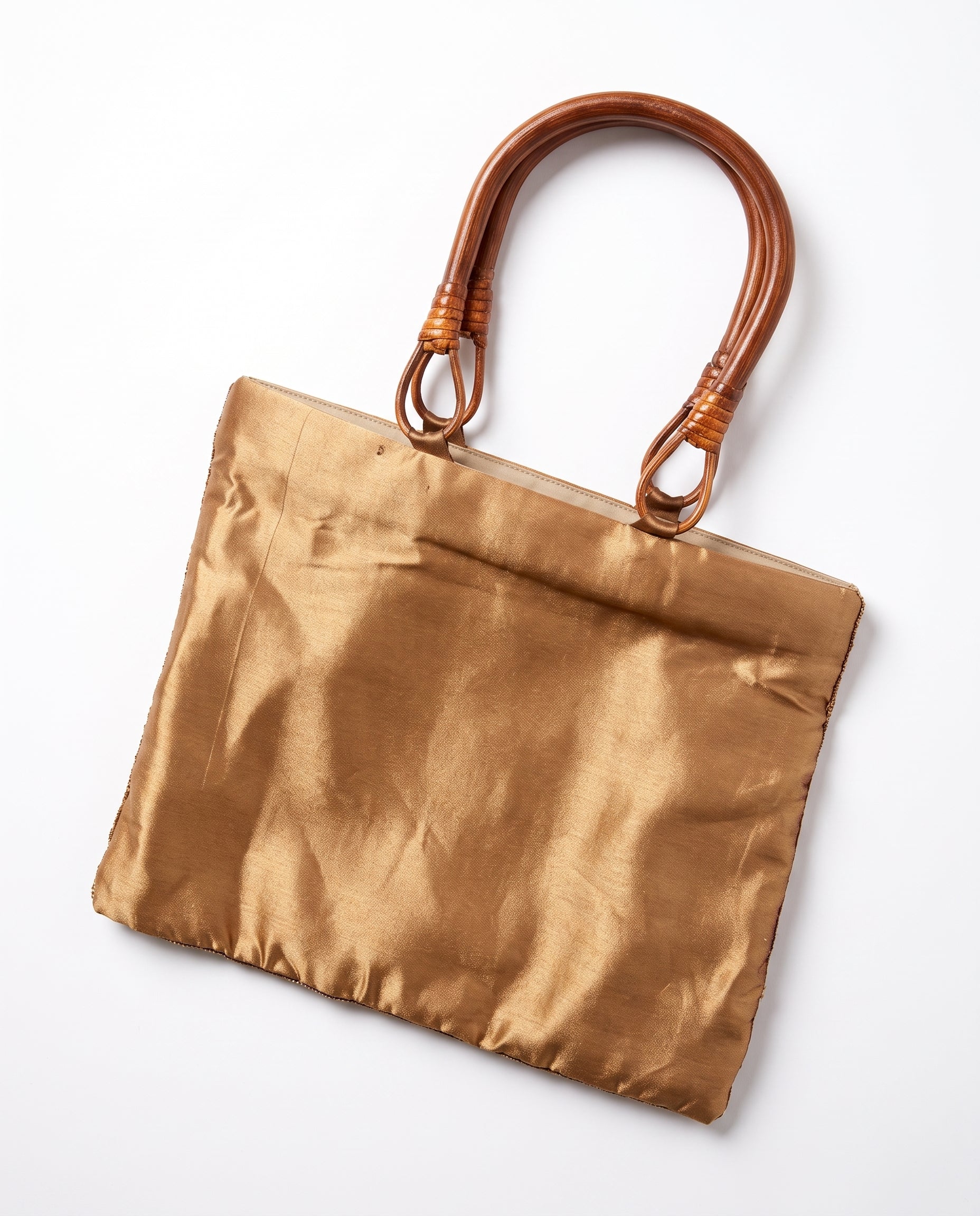 Imagen 2: Vista trasera del bolso vintage dorado con asas de madera.