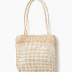 Bolso vintage de fibra sintética trenzada color crema, vista frontal.