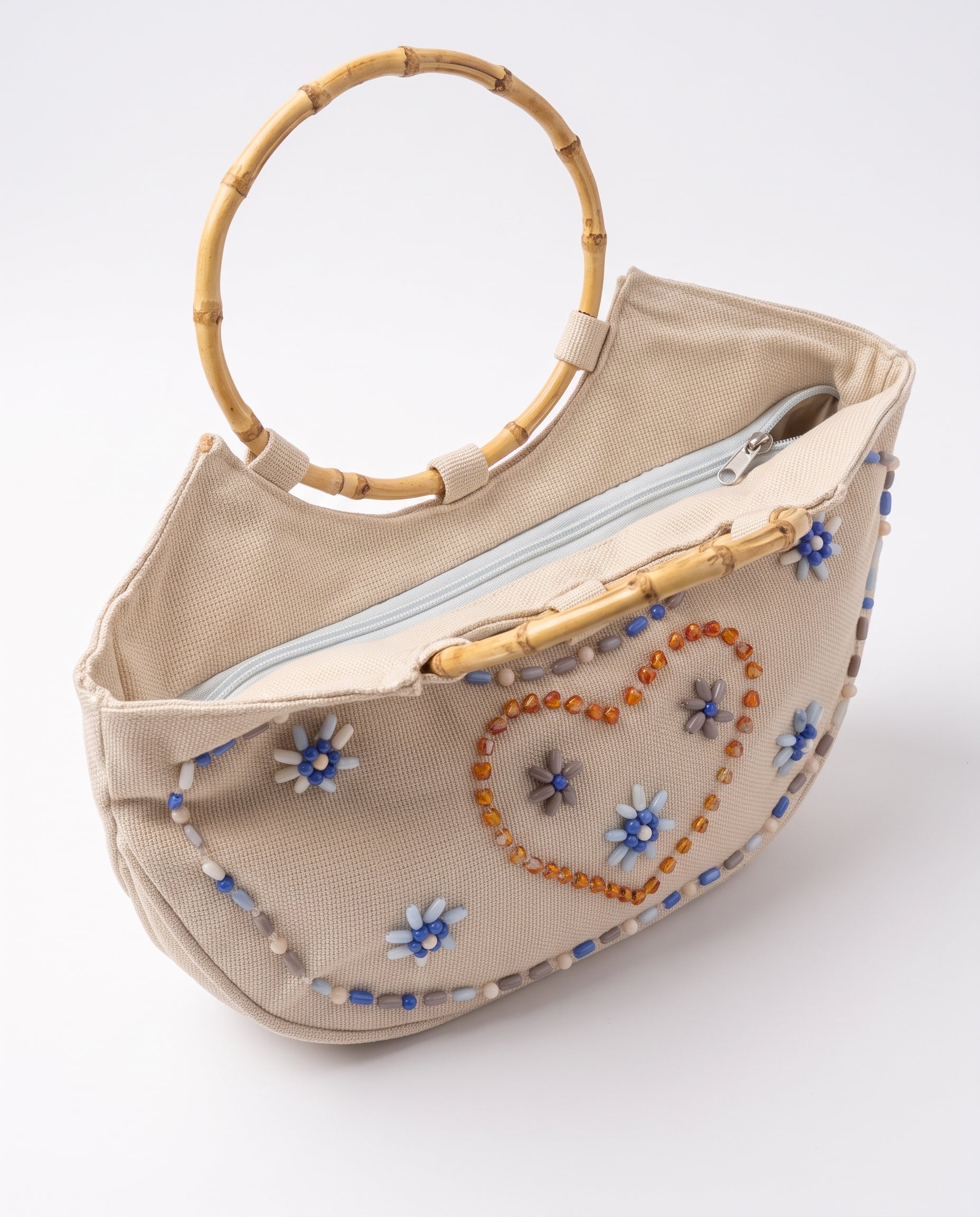 Imagen 3: Vista en perspectiva del bolso vintage con asas redondas de bambú.