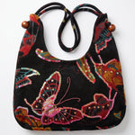 Bolso vintage negro con estampado de mariposas y detalles de lentejuelas de colores.