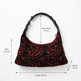 Bolso vintage negro bordado mostrando sus medidas.