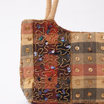Imagen 2: Detalle del patchwork con lentejuelas, cuentas y bordados decorativos.