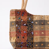 Imagen 2: Detalle del patchwork con lentejuelas, cuentas y bordados decorativos.