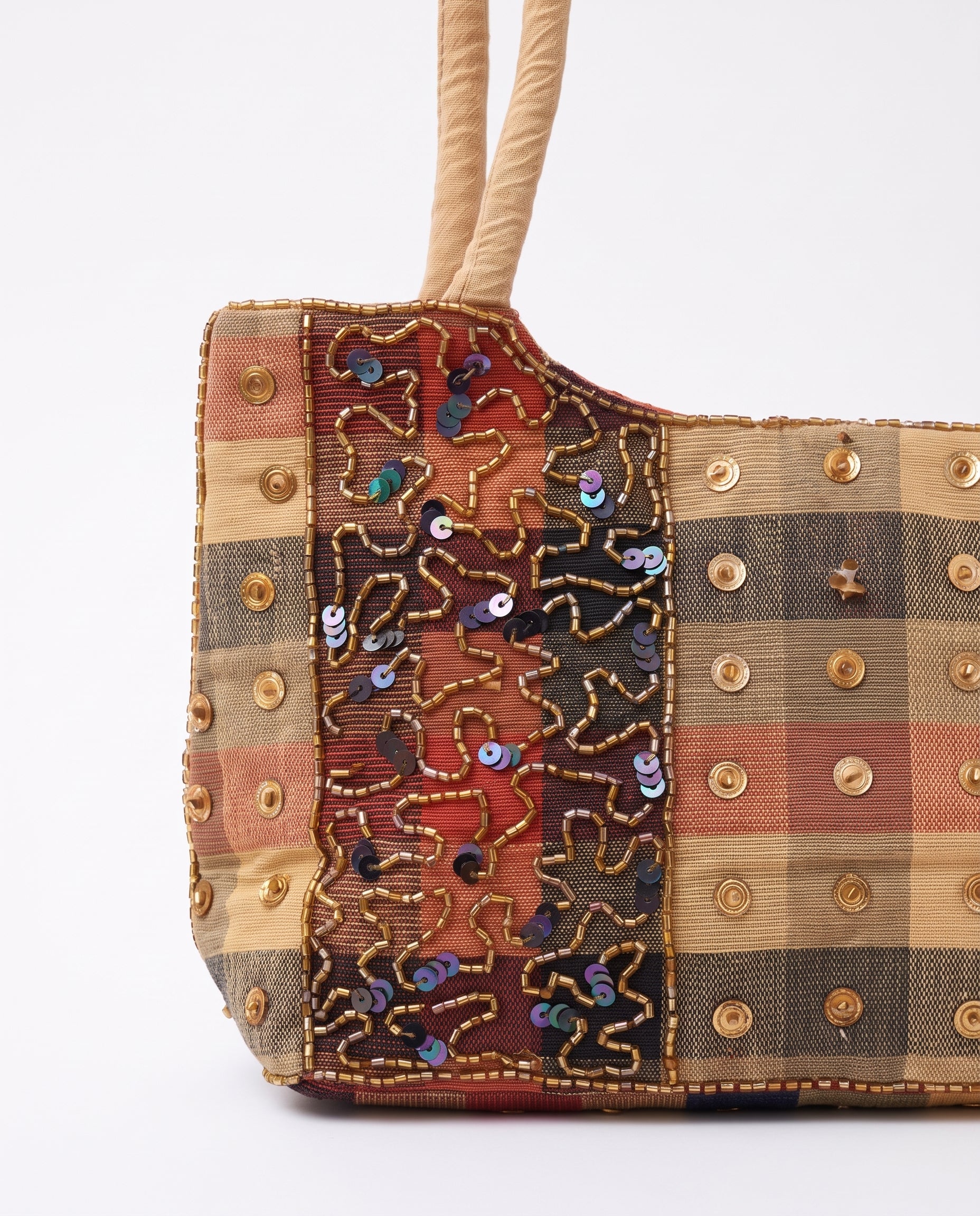 Imagen 2: Detalle del patchwork con lentejuelas, cuentas y bordados decorativos.