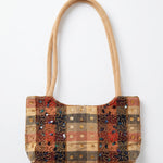 Imagen 1: Bolso vintage patchwork con bordados de cuentas y lentejuelas en tonos beige, burdeos y marrón.
