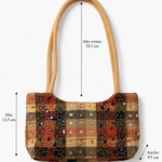 Imagen 4: Bolso vintage patchwork con cuentas mostrando sus medidas.