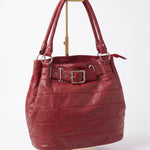 Imagen 2: Vista en perspectiva del bolso vintage rojo de piel.