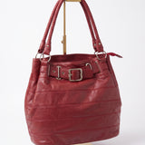 Imagen 2: Vista en perspectiva del bolso vintage rojo de piel.
