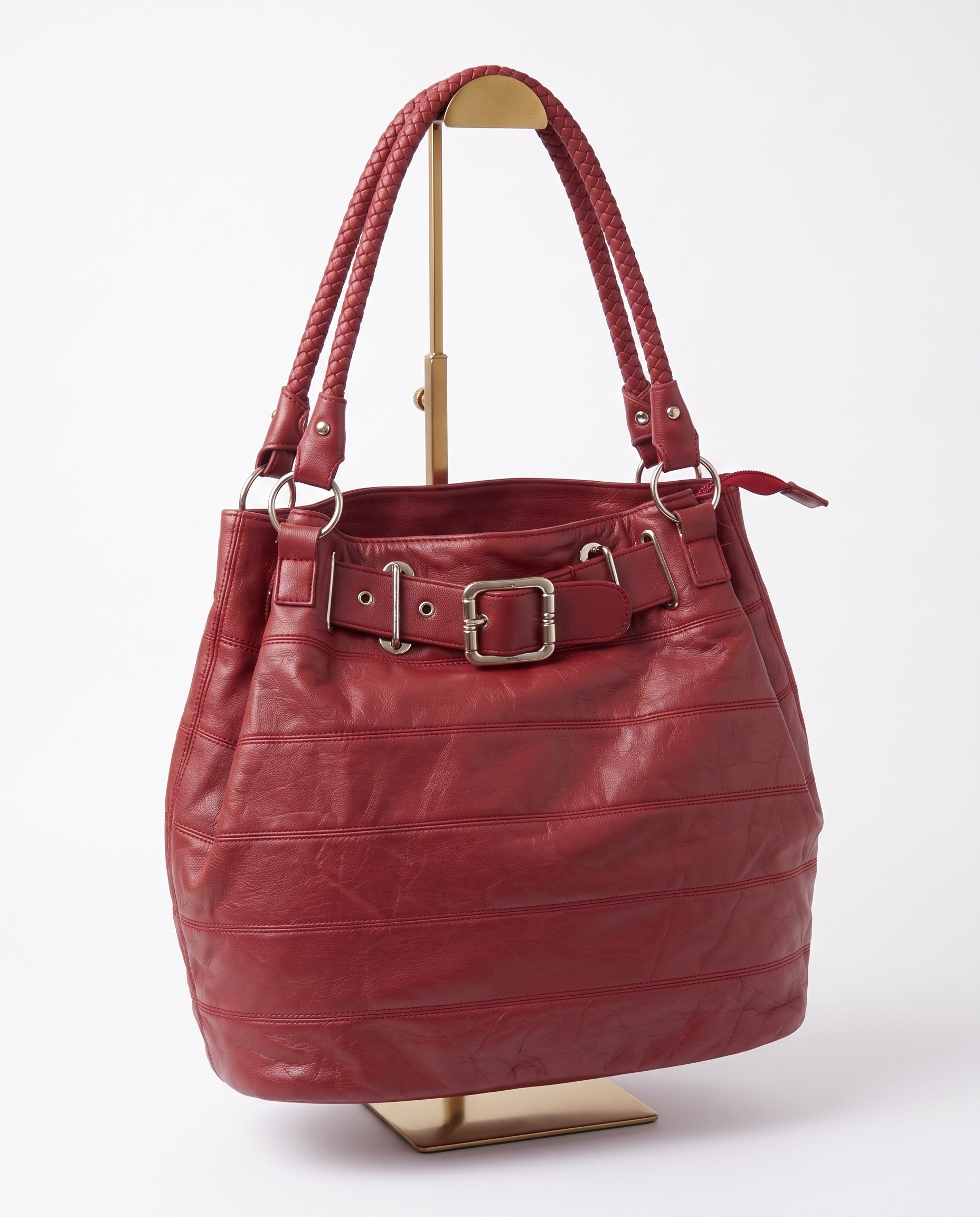 Imagen 2: Vista en perspectiva del bolso vintage rojo de piel.