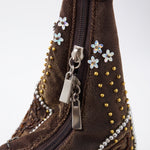 Imagen 3: Detalle de los bordados, cristales y aplicaciones florales del bolso vintage.