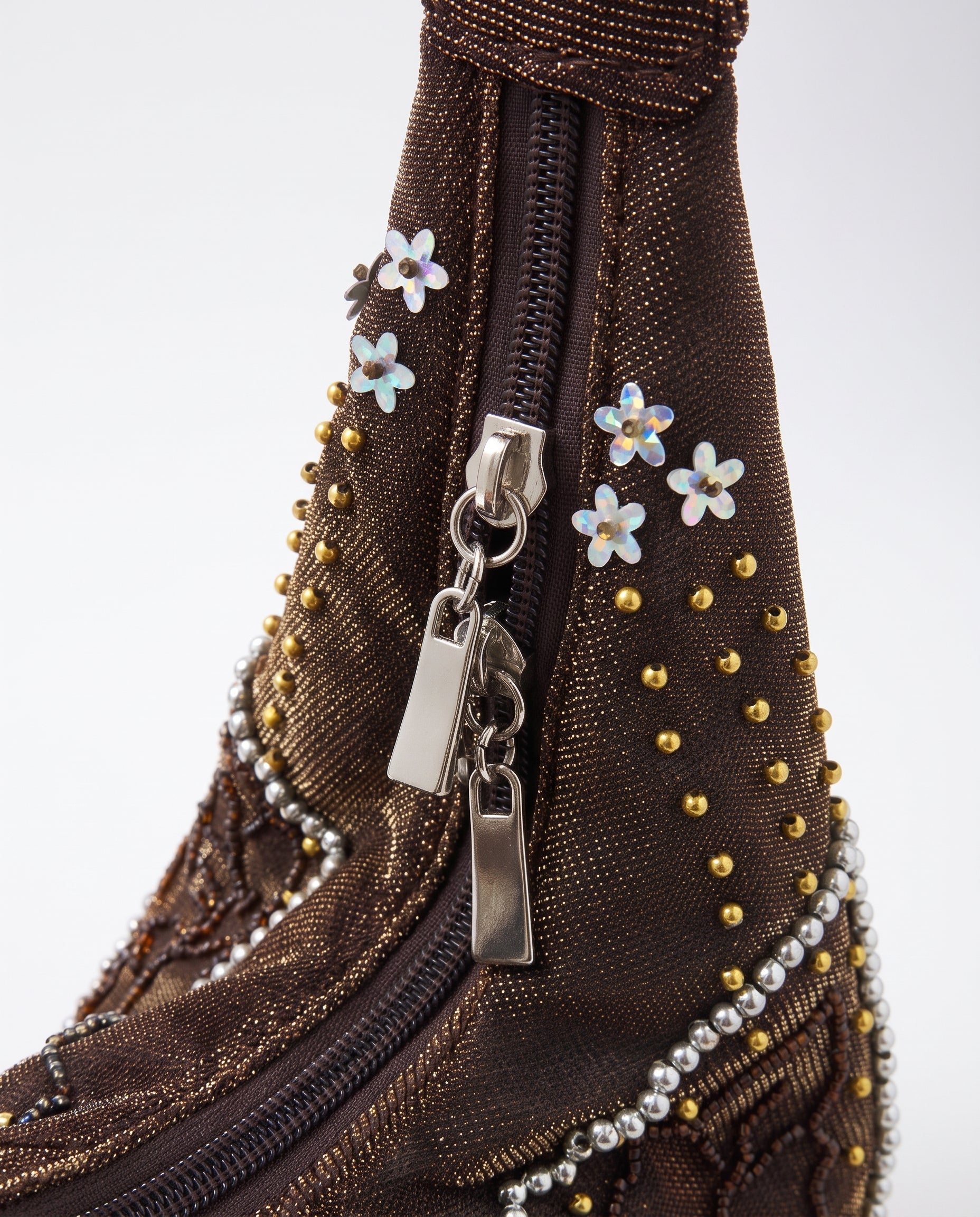 Imagen 3: Detalle de los bordados, cristales y aplicaciones florales del bolso vintage.