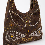 Imagen 2: Vista lateral del bolso vintage marrón con decoración de pedrería y bordados.