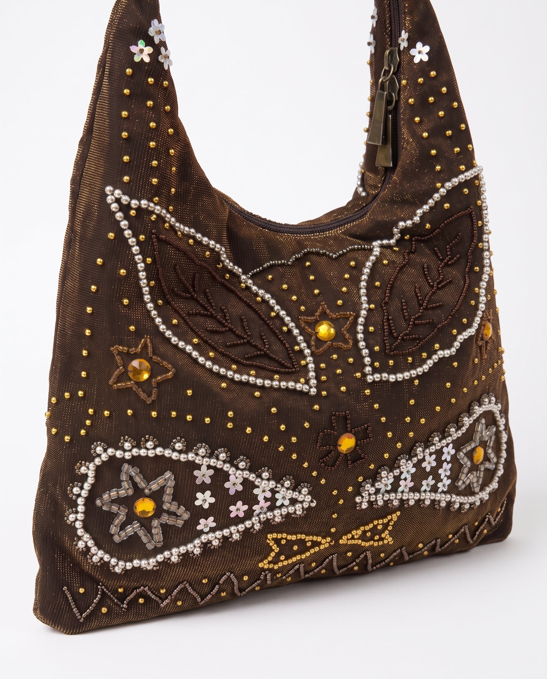 Imagen 2: Vista lateral del bolso vintage marrón con decoración de pedrería y bordados.