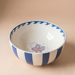 Bowl de cerámica con rayas azules y blancas y dibujo de una paloma en el interior.