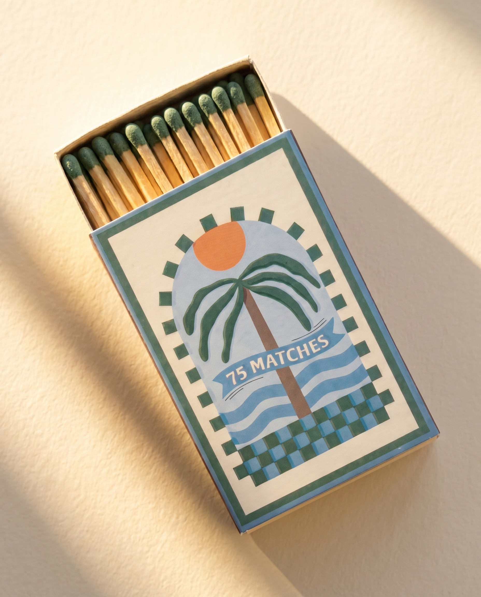 Caja decorativa de cerillas largas A Dopo con diseño inspirado en el Mediterráneo.