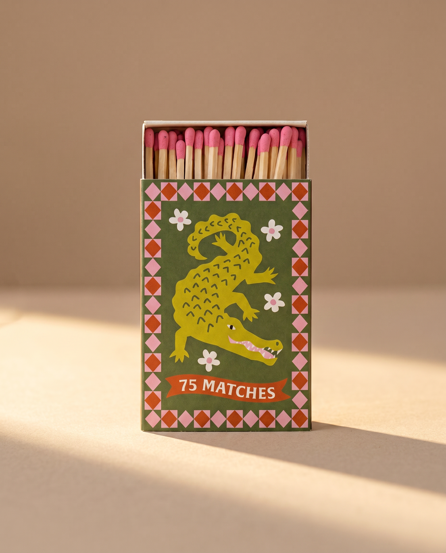 Caja de cerillas largas A Dopo con ilustración de un cocodrilo sobre fondo verde.