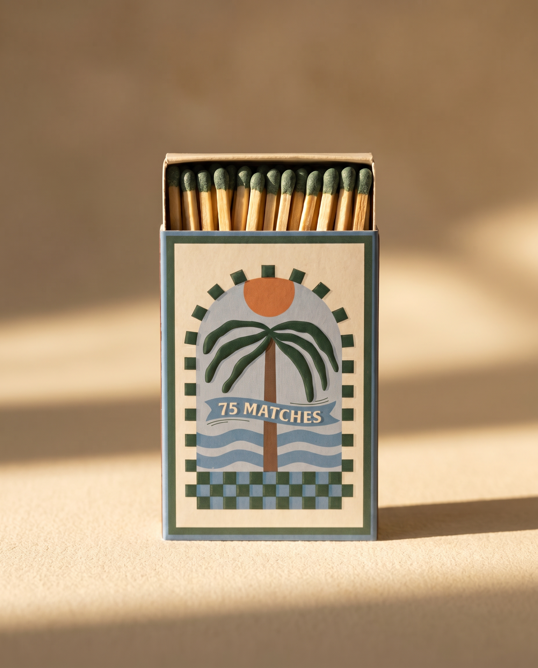 Caja de cerillas largas A Dopo con ilustración de una palmera y paisaje mediterráneo.