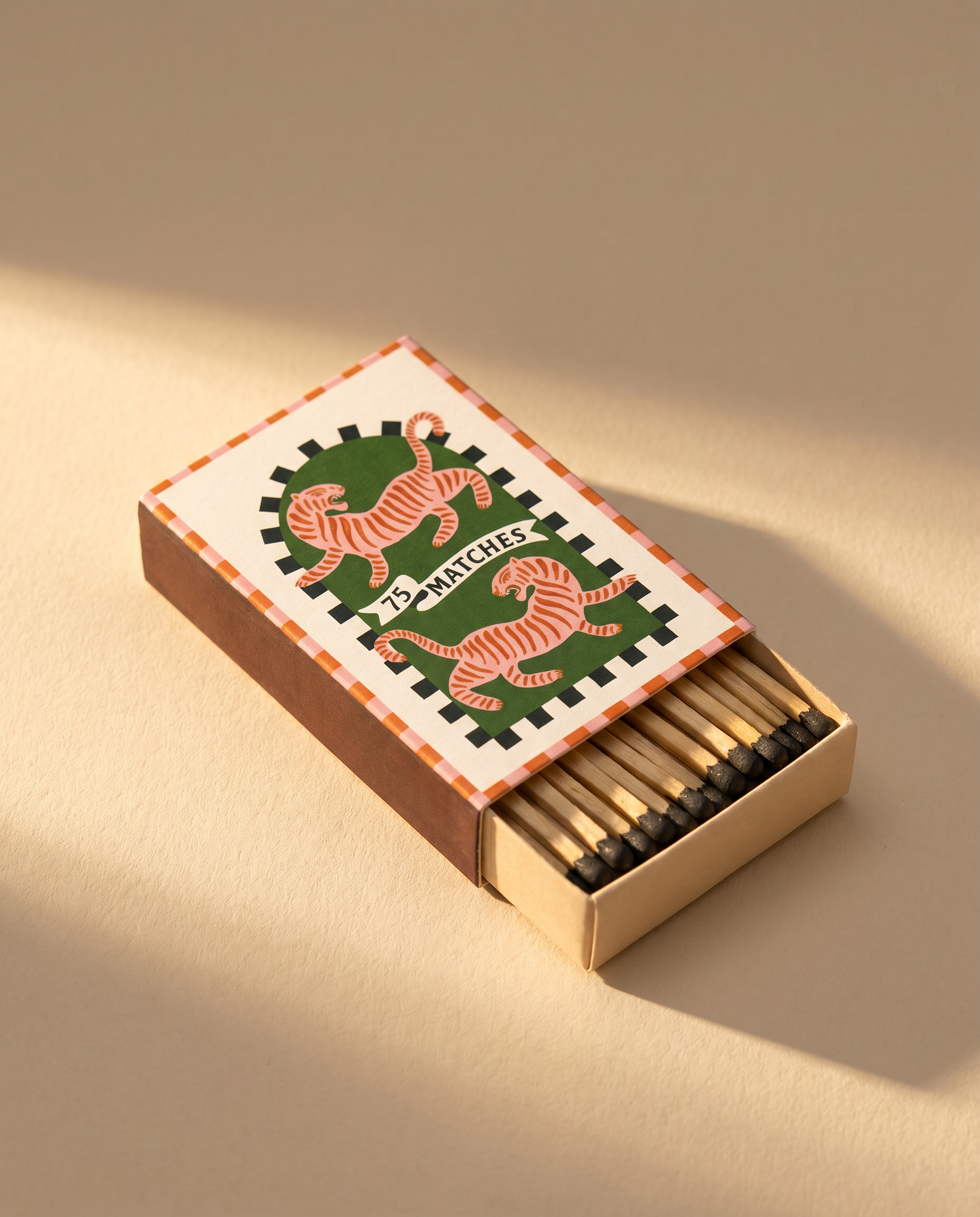 Caja de cerillas largas A Dopo con ilustración de dos tigres de estilo retro.