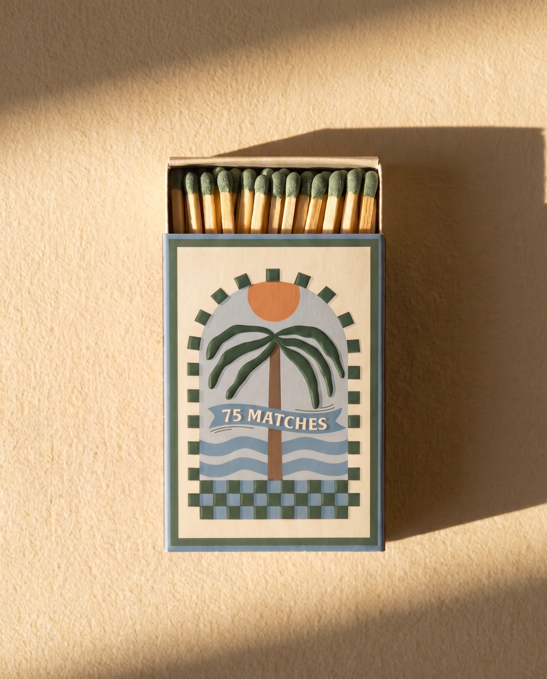 Vista frontal de la caja de cerillas ilustrada A Dopo con diseño de palmera.
