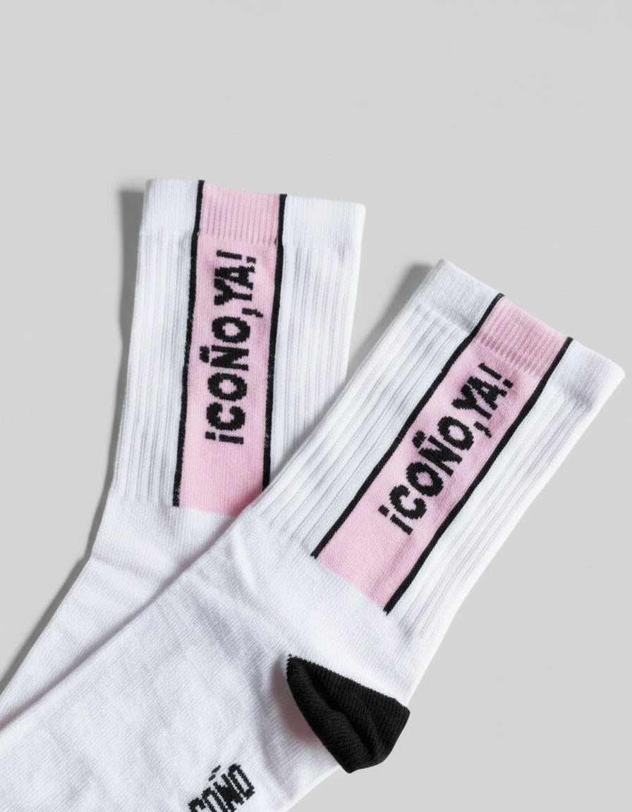 Detalle de calcetines deportivos de algodón con diseño para regalo original