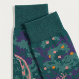 Detalle del tejido de calcetines con ilustración de bosque y animales
