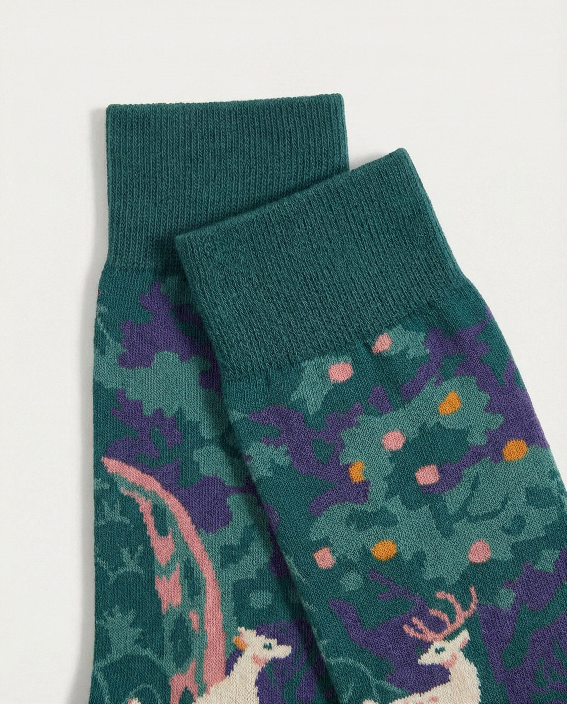 Detalle del tejido de calcetines con ilustración de bosque y animales