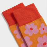 Detalle del tejido de calcetines florales con costuras planas