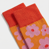 Detalle del tejido de calcetines florales con costuras planas