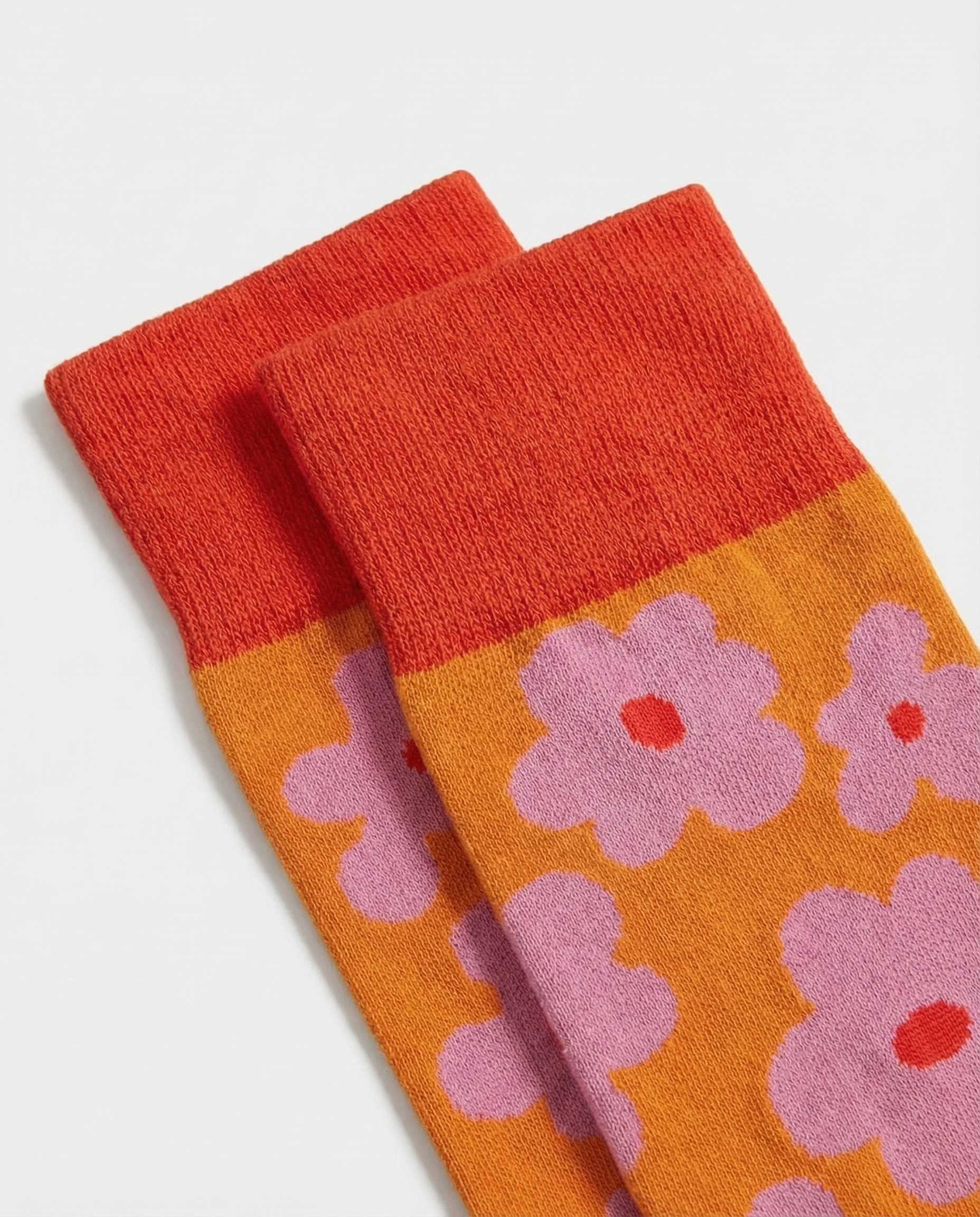 Detalle del tejido de calcetines florales con costuras planas