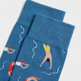 Detalle del tejido de calcetines azules con nadadores y costuras planas