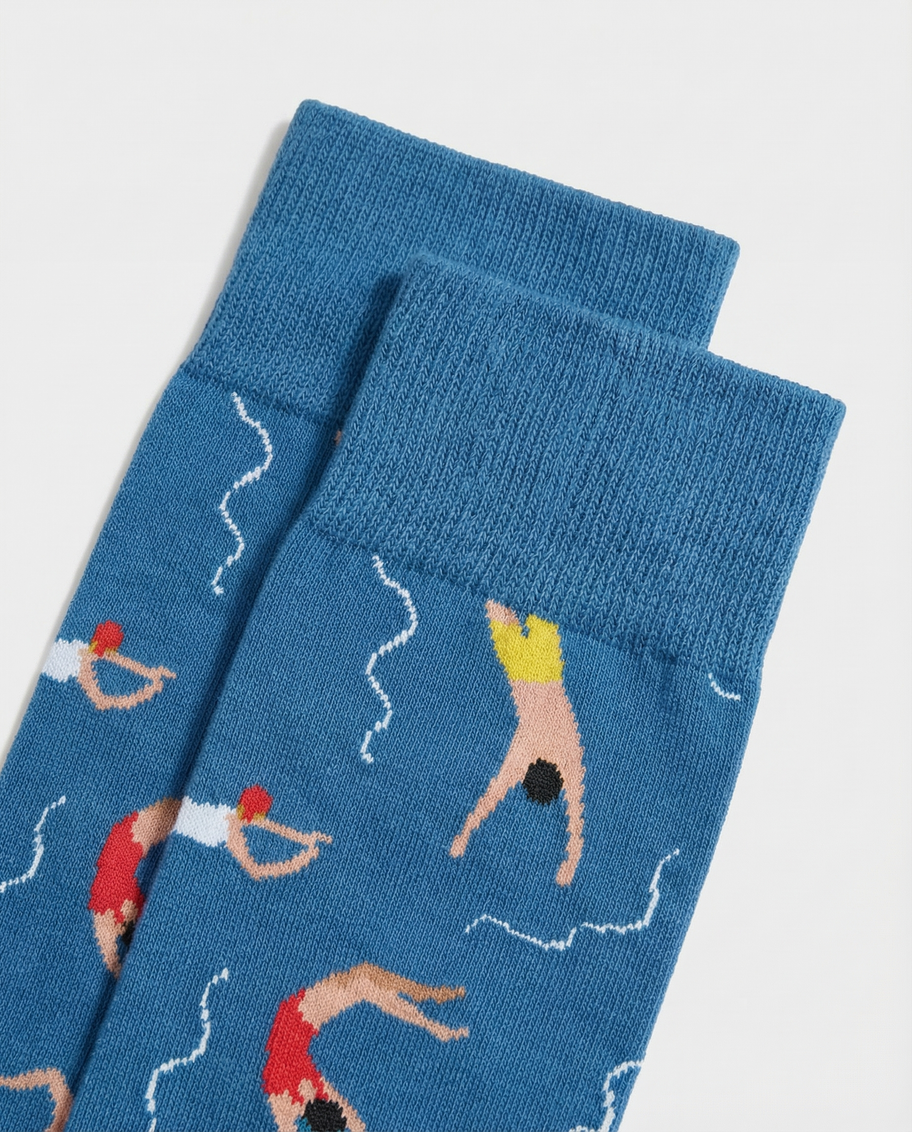 Detalle del tejido de calcetines azules con nadadores y costuras planas