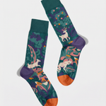 Calcetines divertidos con diseño de bosque y ciervos en tonos verdes y morados