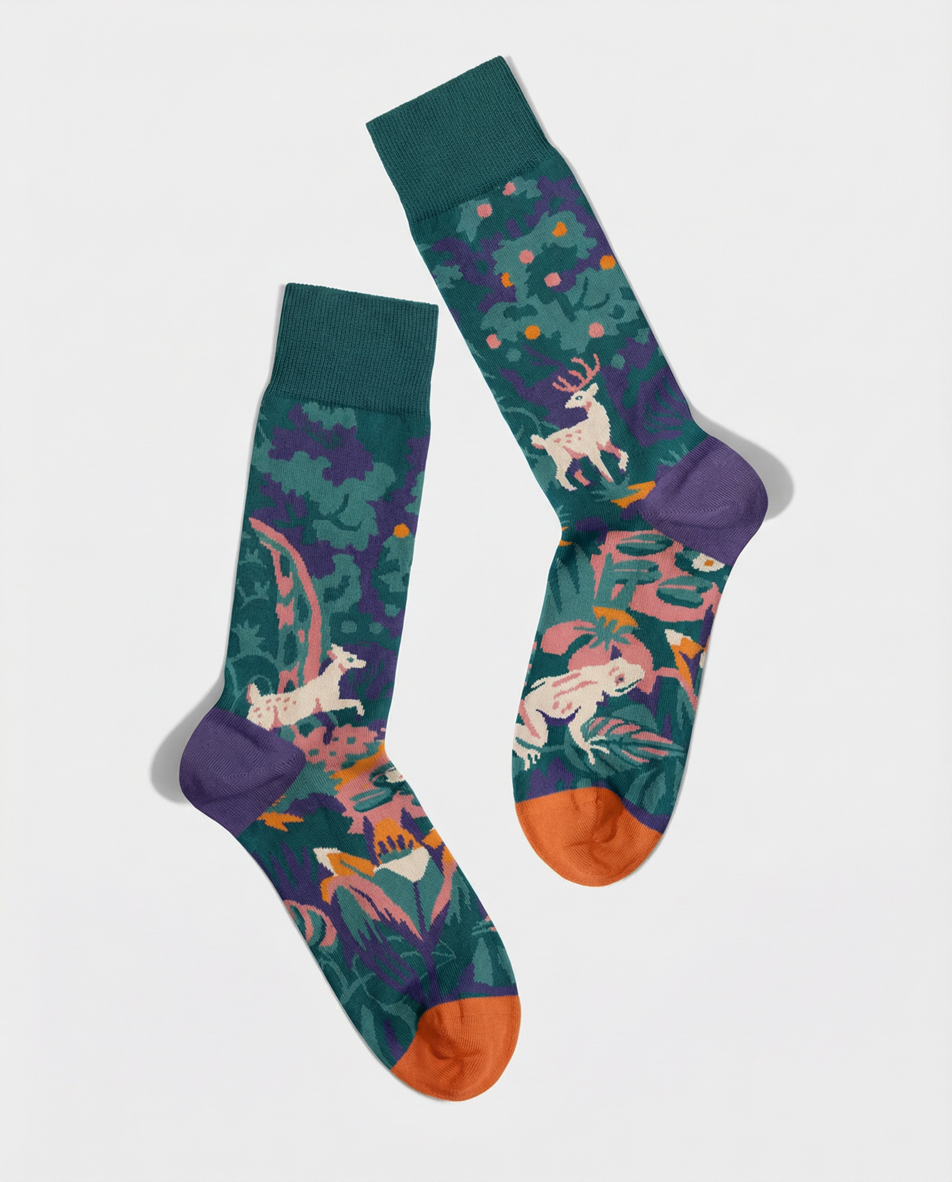 Calcetines divertidos con diseño de bosque y ciervos en tonos verdes y morados