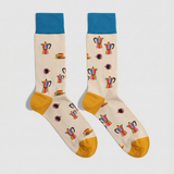 Calcetines divertidos con cafeteras italianas y tazas de café, vista frontal