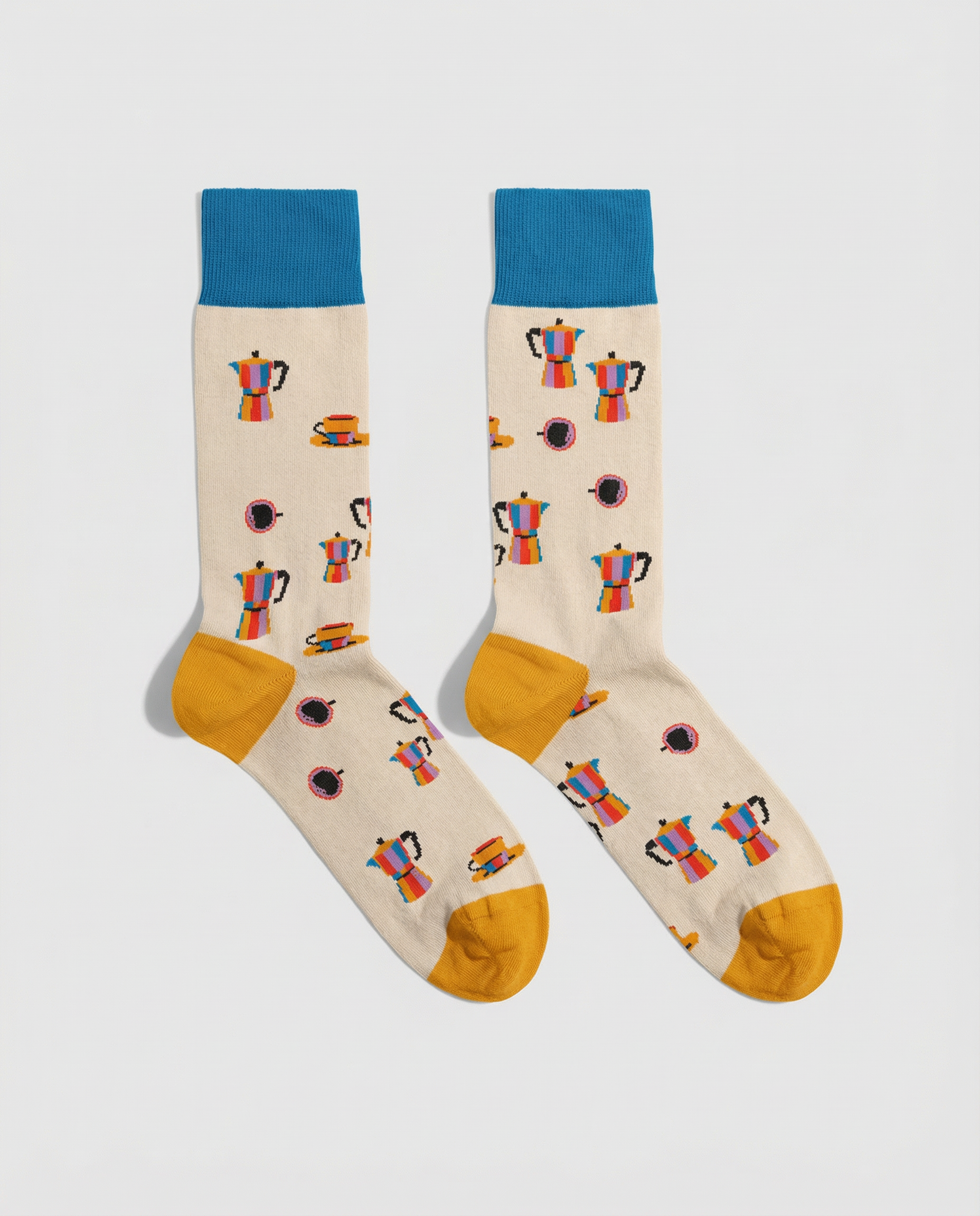 Calcetines divertidos con cafeteras italianas y tazas de café, vista frontal