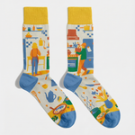 Calcetines divertidos con escena ilustrada de cocina y personas cocinando