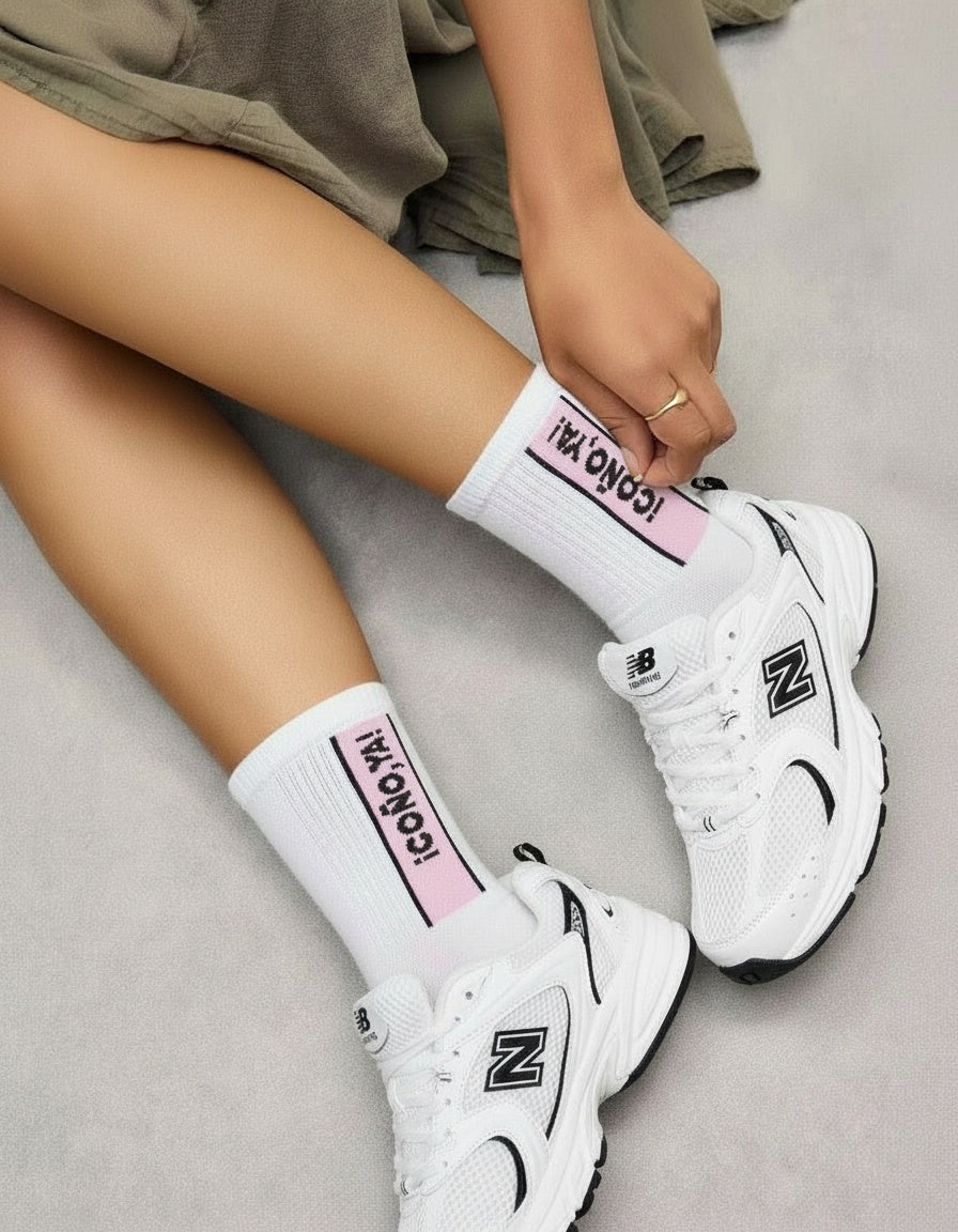 Calcetines blancos con detalle rosa y frase “Coño ya!”, vista completa