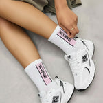 Calcetines blancos con detalle rosa y frase “Coño ya!”, vista completa