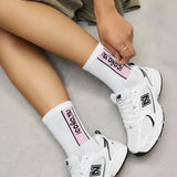 Calcetines blancos con detalle rosa y frase “Coño ya!”, vista completa