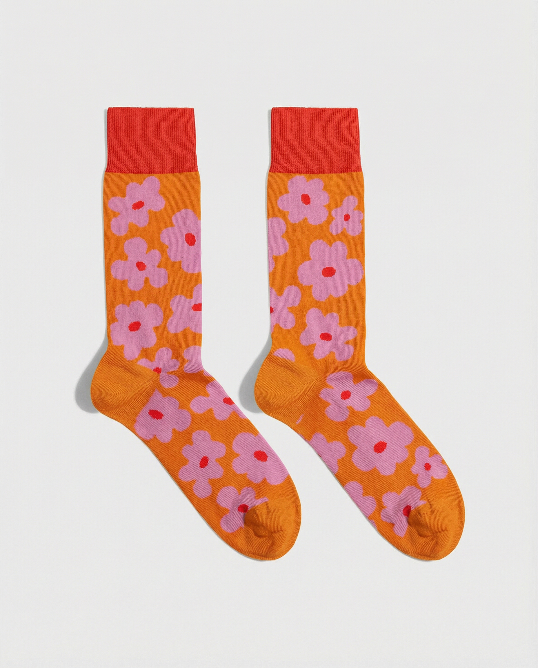 Calcetines divertidos de color naranja con flores rosas, vista frontal
