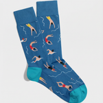 Calcetines divertidos azules con estampado de nadadores, vista frontal