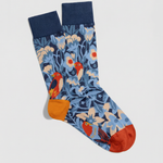 Calcetines divertidos con pájaros y flores en tonos azules, vista frontal