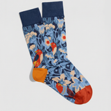 Calcetines divertidos con pájaros y flores en tonos azules, vista frontal