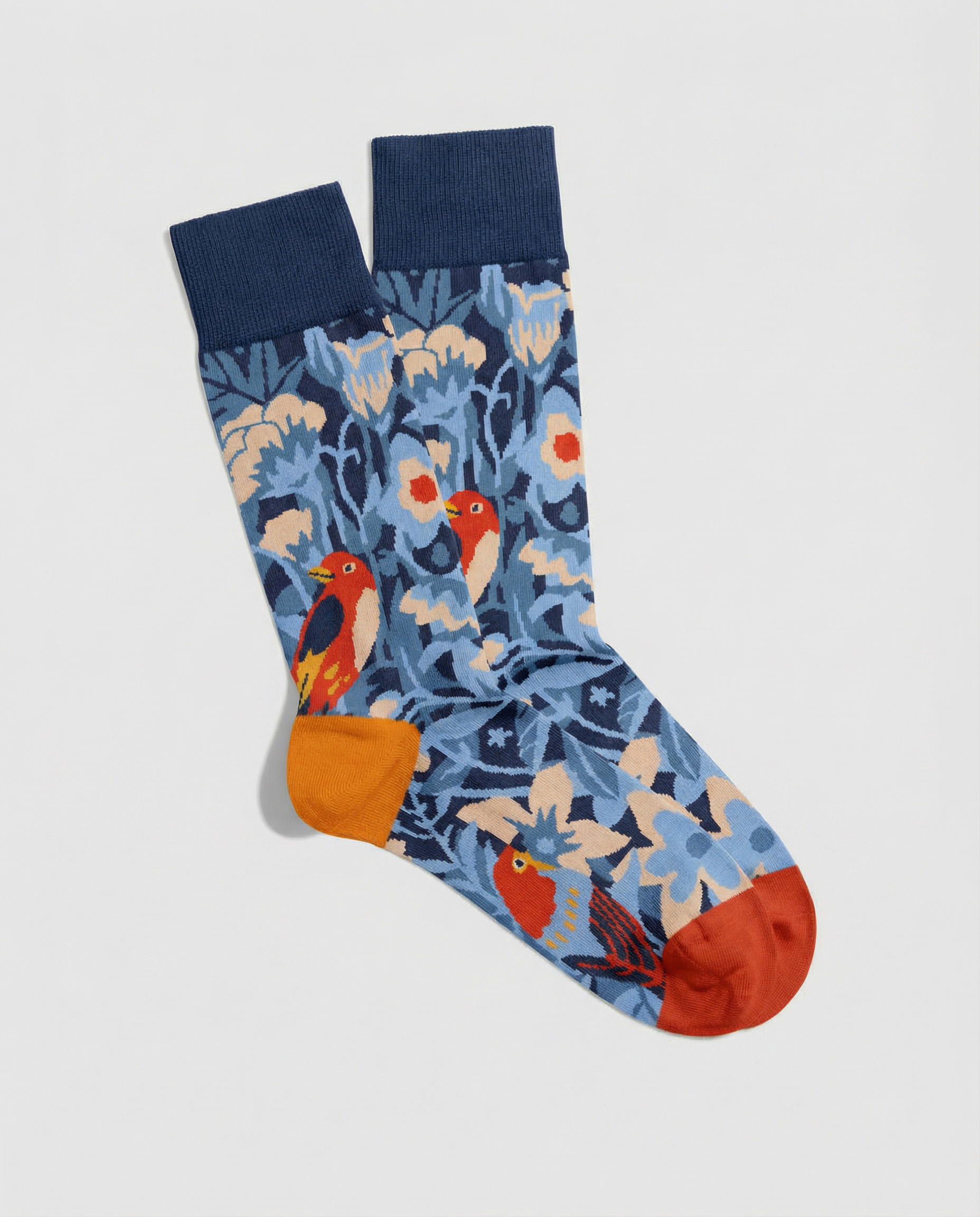 Calcetines divertidos con pájaros y flores en tonos azules, vista frontal
