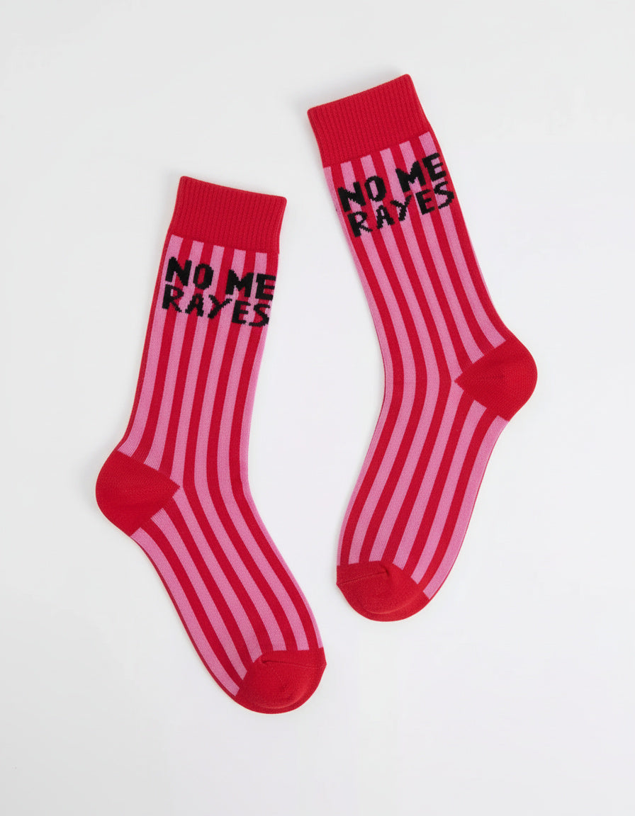 Calcetines deportivos rosa con rayas y frase “No me rayes", vista completa