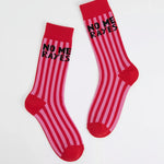 Calcetines deportivos rosa con rayas y frase “No me rayes", vista completa