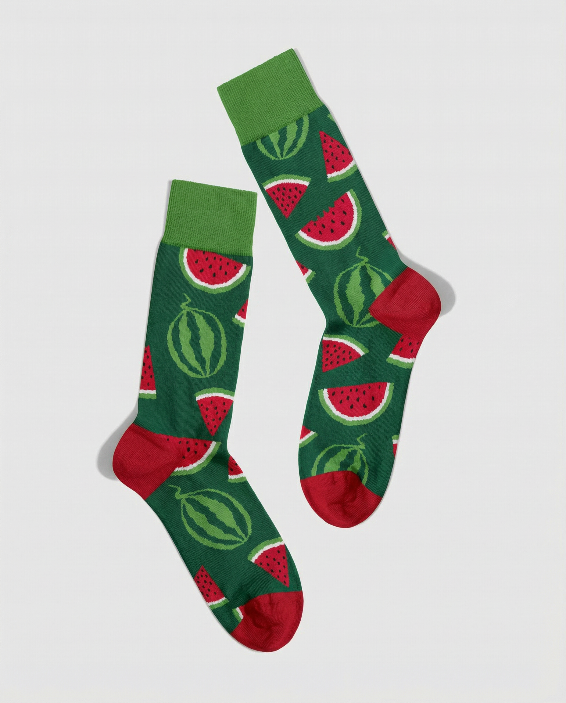 Calcetines divertidos de color verde con estampado de sandías, vista frontal